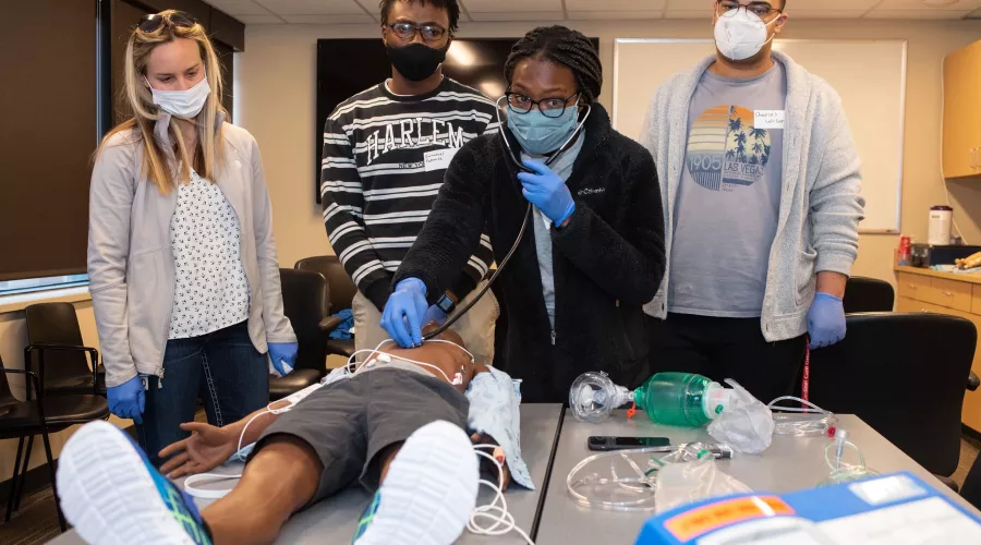 Student Diane Appiasie in the Simulation Clinic as part of the Porter Scholars in Medicine